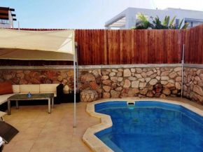 Star 1 Large vacation apt with private pool & yard